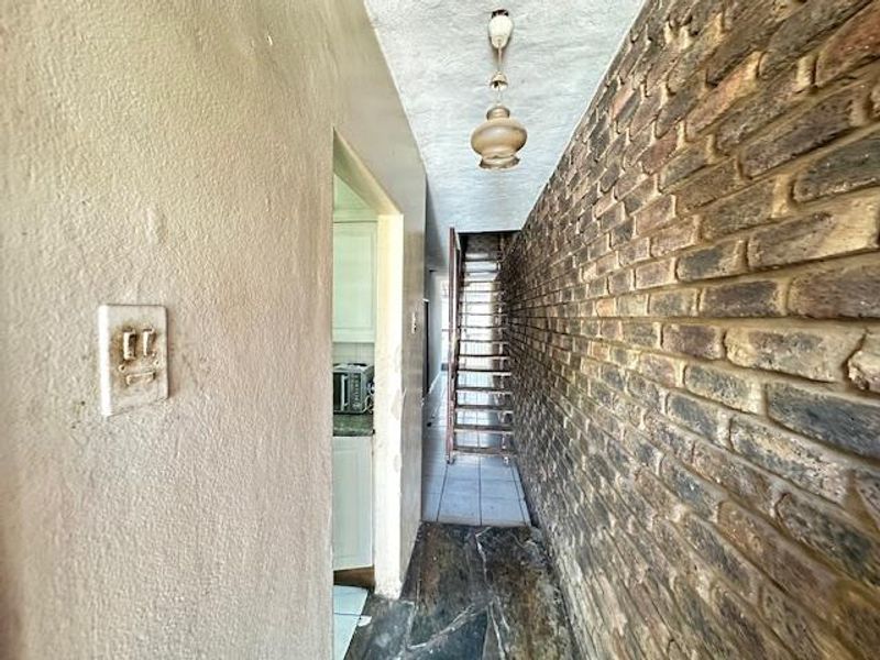 Spacious 5-Bedroom Duplex with Private Garden in Sunnyside! - Photo 3