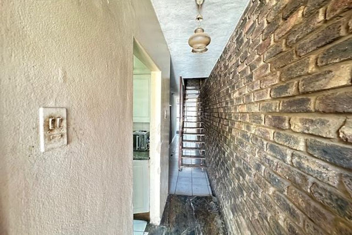 Spacious 5-Bedroom Duplex with Private Garden in Sunnyside! - Photo 3