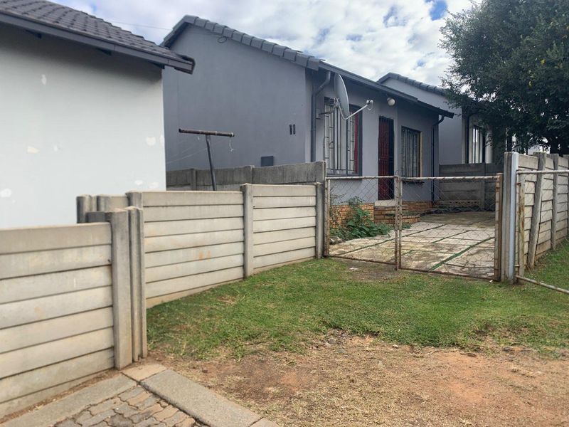 2 bedroom town house for sale in Naturena ext 13 - Photo 1