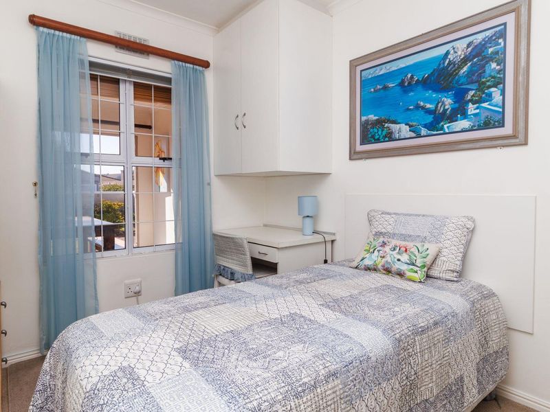 Spacious Coastal Family Living in the Heart of Sunningdale, Cape Town - Photo 10