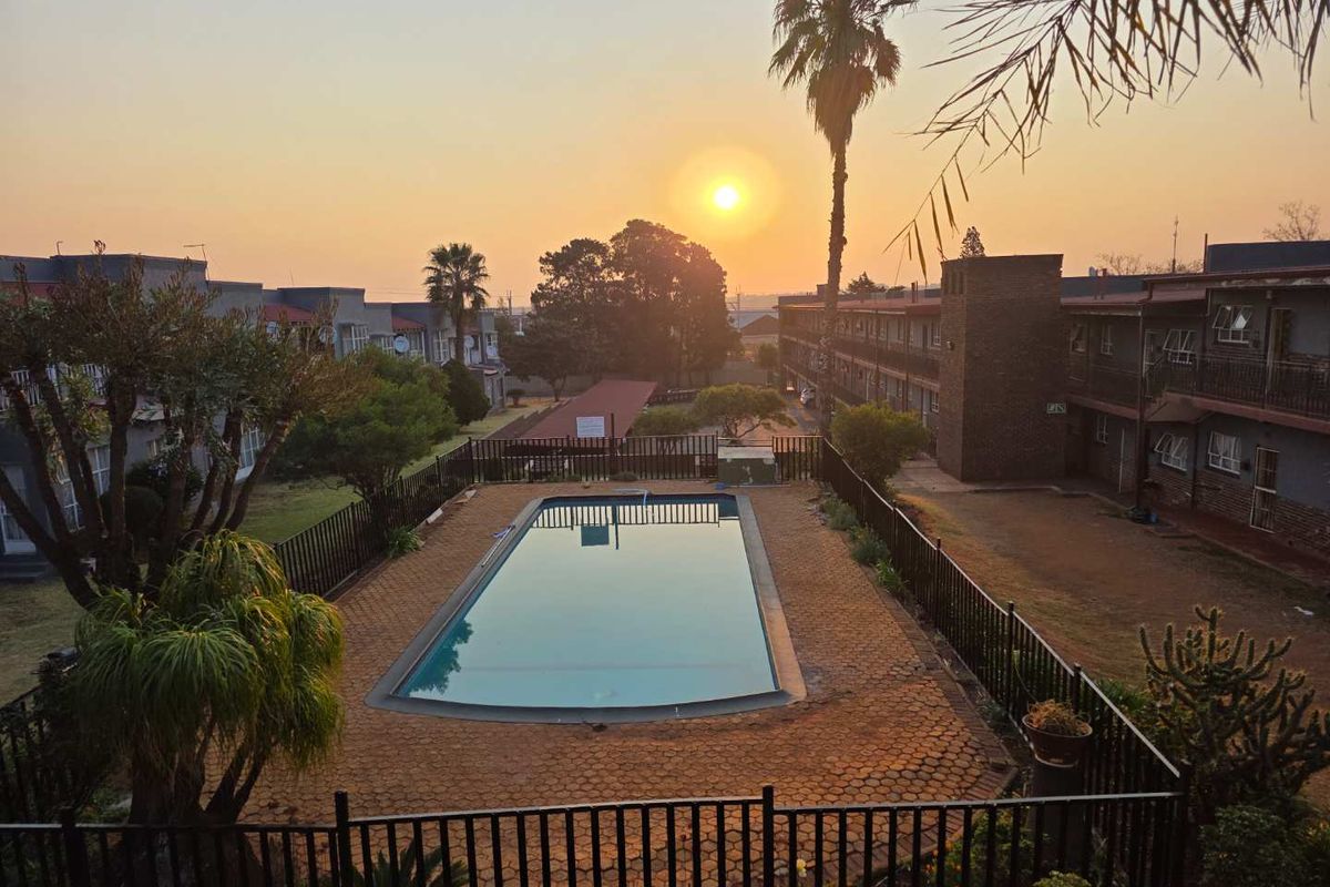 TOP FLOOR APARTMENT - Photo 3