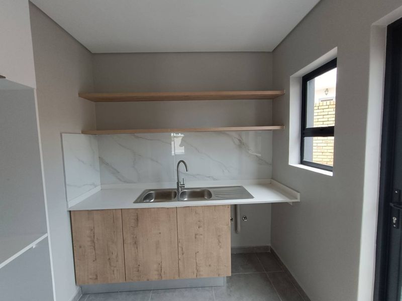 BRAND NEW 4 BEROOM HOUSE DIRECT FROM THE DEVELOPER - Photo 4