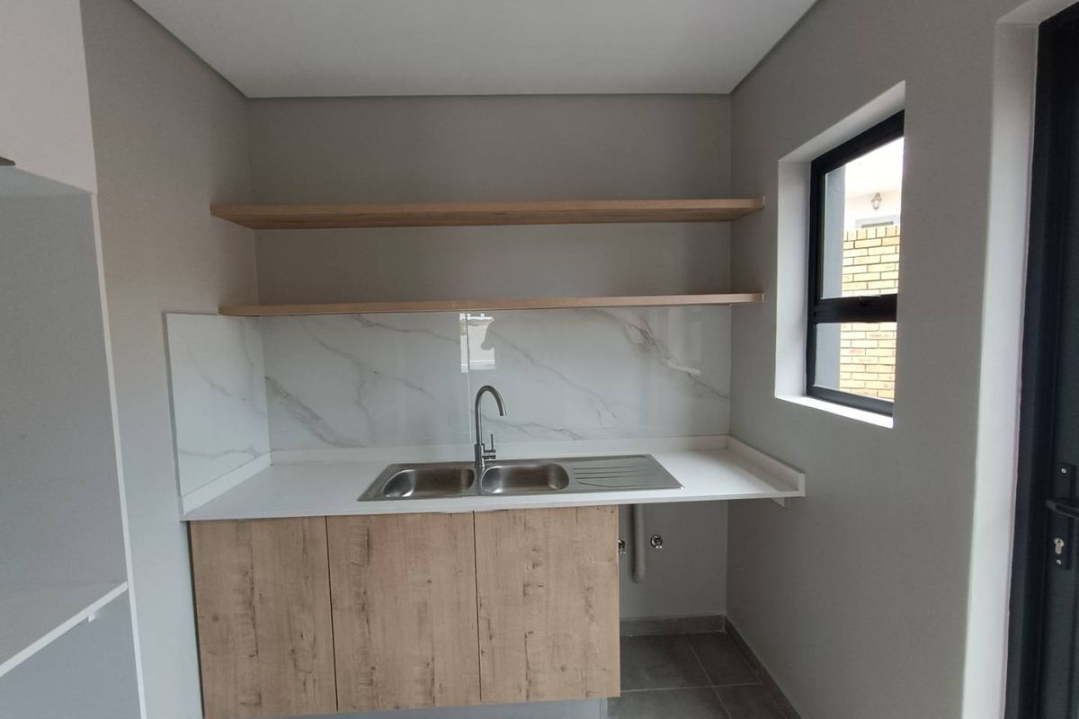 BRAND NEW 4 BEROOM HOUSE DIRECT FROM THE DEVELOPER - Photo 4