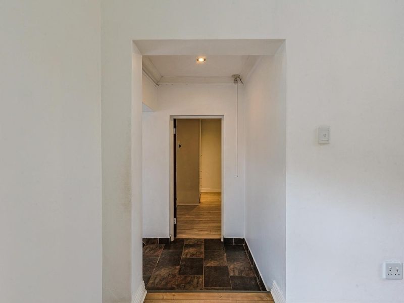 Stunning 5-Bedroom Family Home to Rent in Silver Lakes Golf Estate - Photo 6