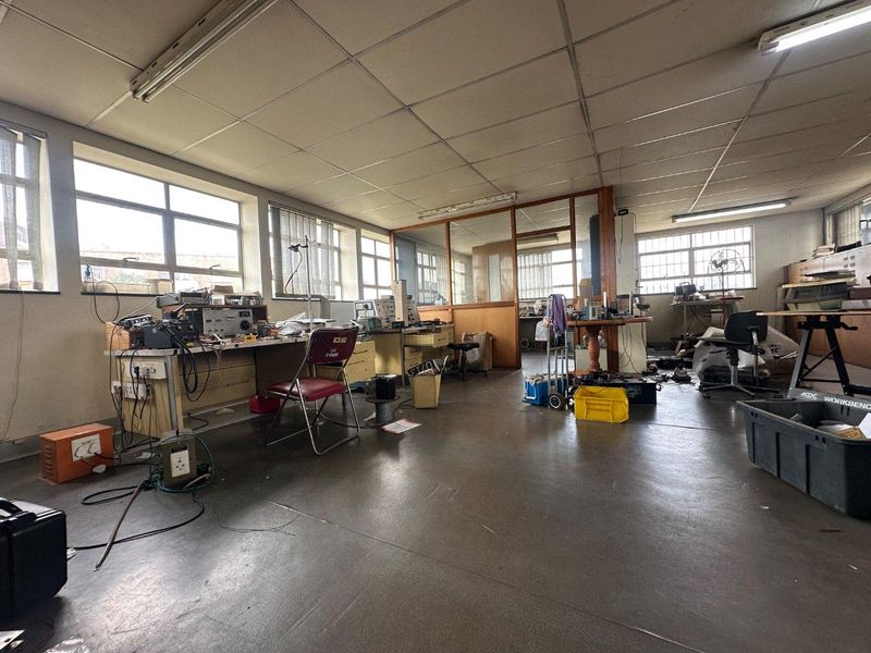 Prime Industrial Property with Office & Workshop Space For Sale in Driehoek, Germiston. - Photo 9