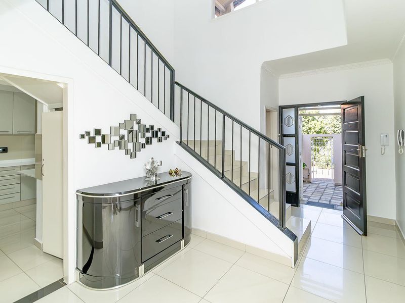Contemporary Elegance. Sophisticated Living. A Private Garden Retreat! - Photo 9