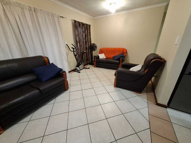 Lovely 2 bedroom Top unit in Equestria Estate - Photo 2