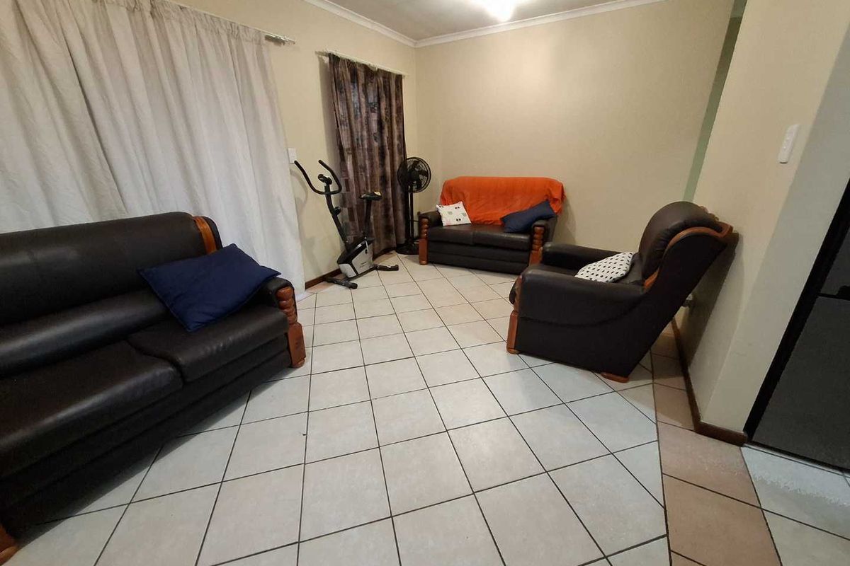 Lovely 2 bedroom Top unit in Equestria Estate - Photo 2