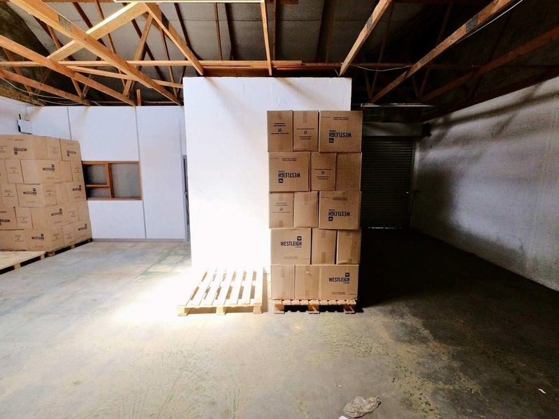 STRORAGE UNIT & OFFICE TO LET - - Photo 8