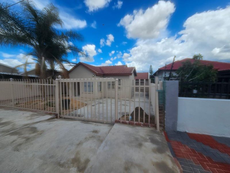 Neat 3-Bedroom Home with Outside Room & Garage – Seshego Zone 5 - Photo 2