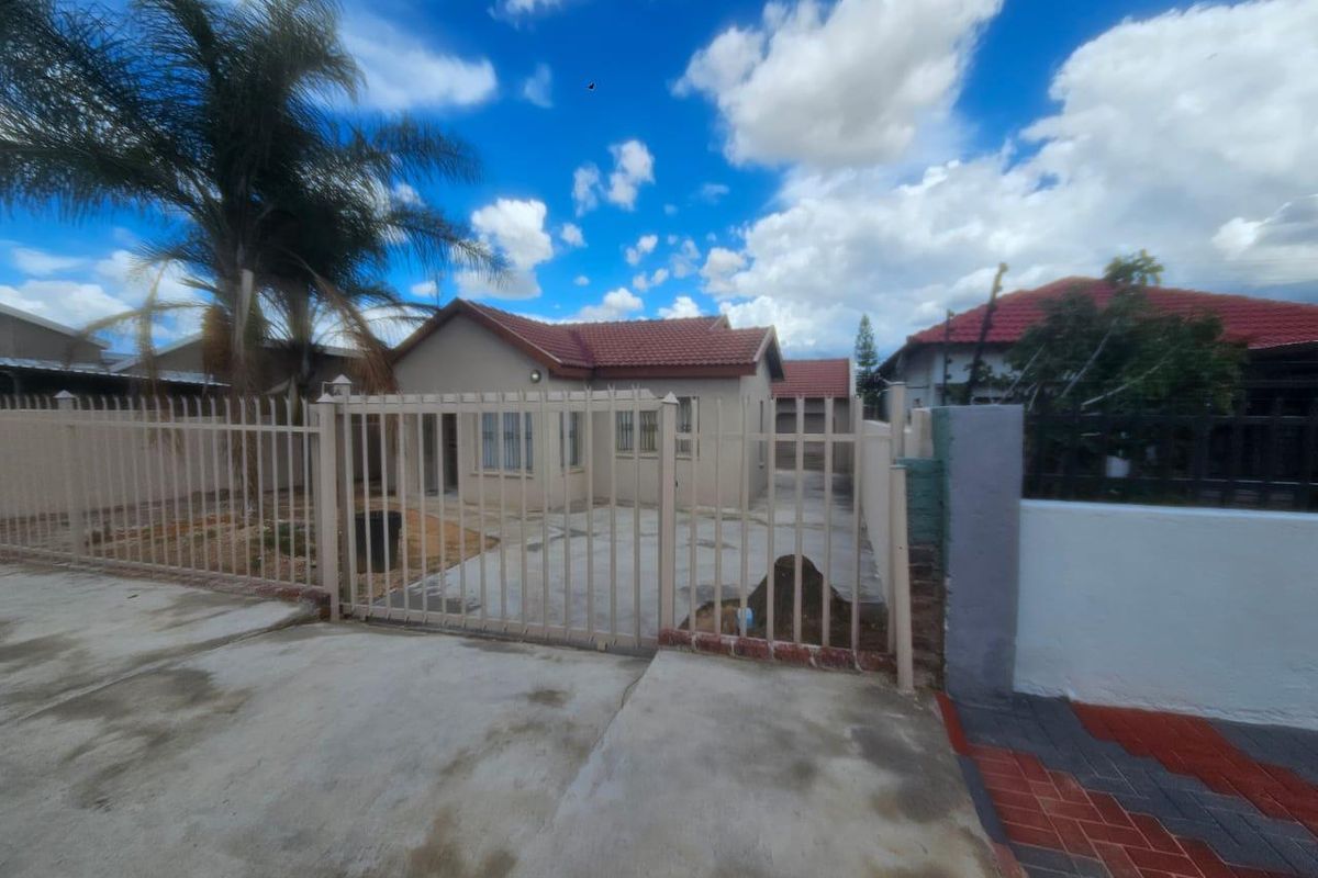 Neat 3-Bedroom Home with Outside Room & Garage – Seshego Zone 5 - Photo 2