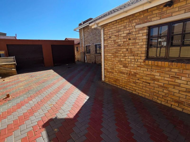 Neat Facebrick Family Home – Well Located & Move-In Ready - Photo 2