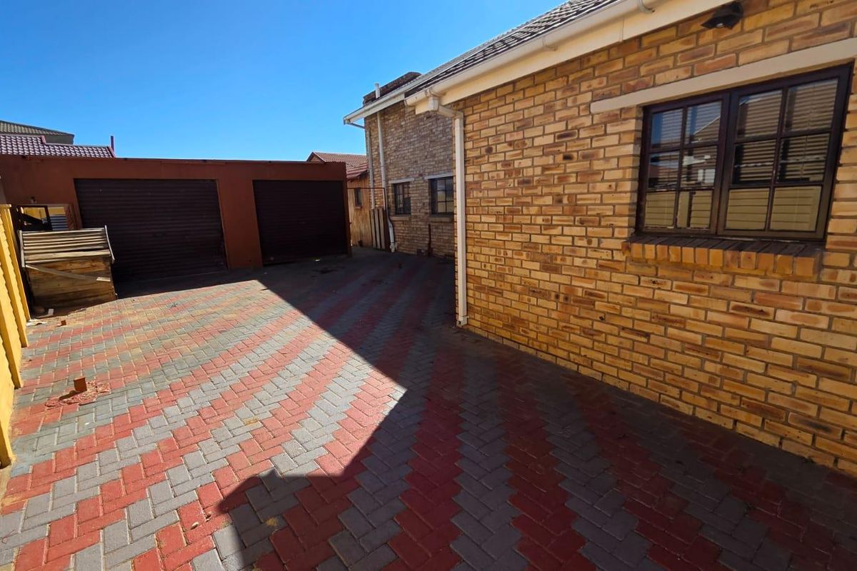 Neat Facebrick Family Home – Well Located & Move-In Ready - Photo 2
