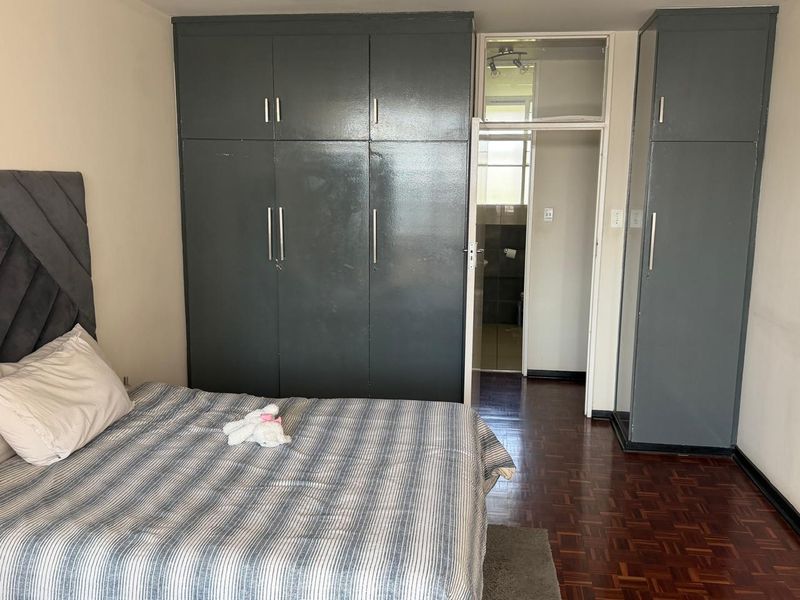 Top Floor Apartment! - Photo 9
