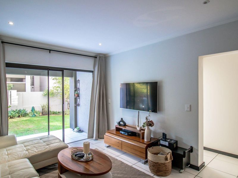 Gorgeous 2 Bed 1 Bath Garden Apartment For Sale in Lonehill - Photo 7