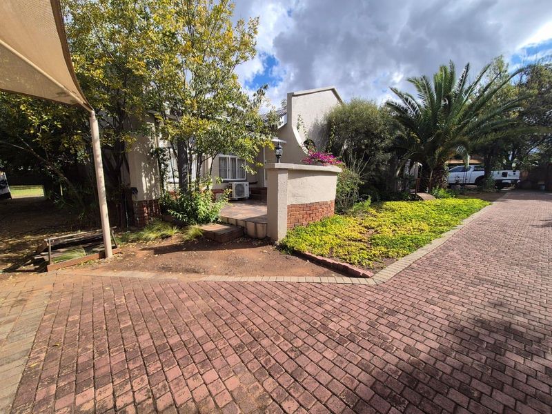Neat as a pin, sturdy home with space for a large family - Photo 9