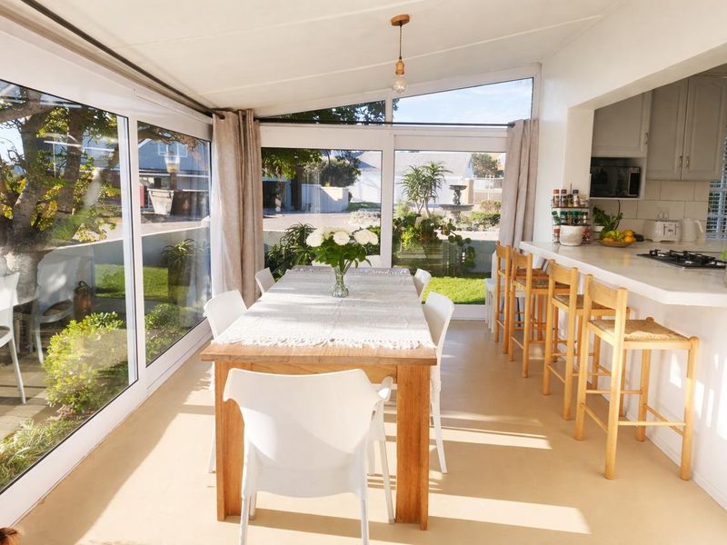3-Bedroom Coastal Home – Beachside Living in a Secure Estate - Photo 5