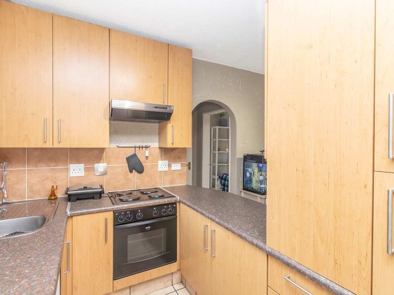 Charming 1-Bedroom Apartment in Popular Montserrat, Lonehill - Photo 3