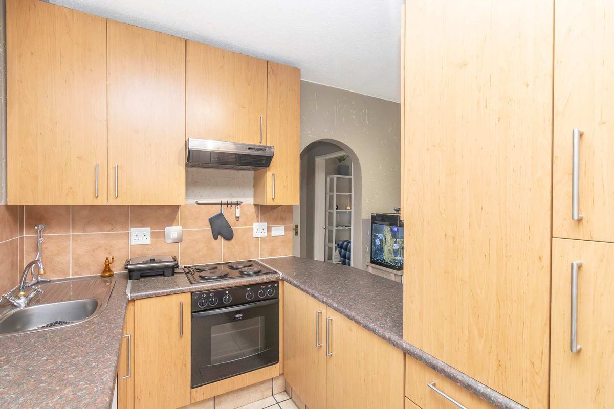 Charming 1-Bedroom Apartment in Popular Montserrat, Lonehill - Photo 3