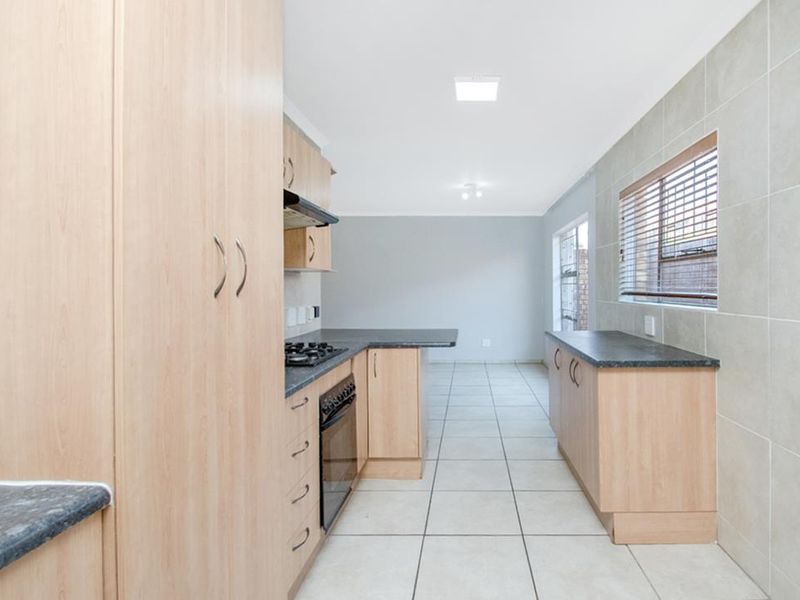 Neat 3 bedroom 2.5 bathroom home for sale in Honeydew Manor - Photo 8