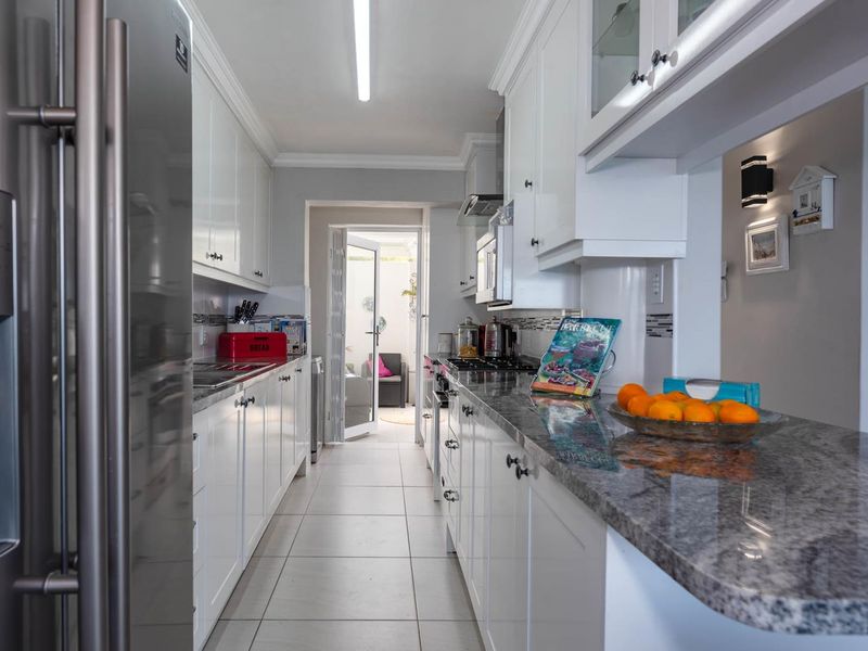 5 Bedrooms  2,5 bathrooms 1 garage, 20m to beach Sea Views - Photo 8