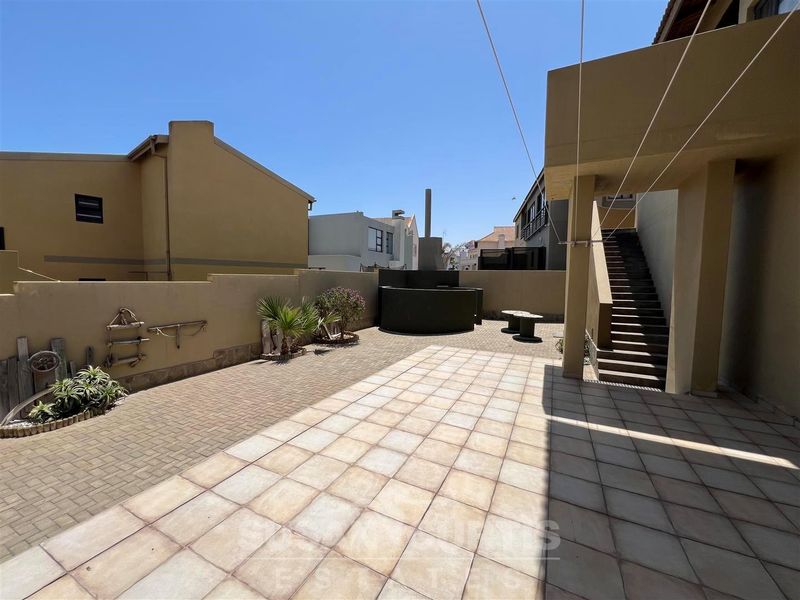 House with a spacious yard - Photo 8