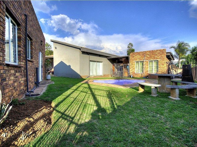 Giant family home with 2 bed- 2 bath cottage! - Photo 6