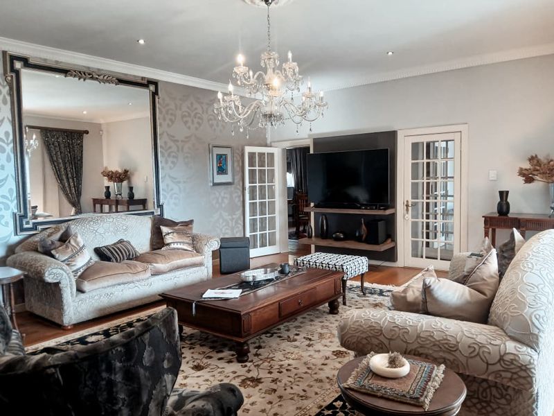 Spacious double-story home on a generous 2,296 m2 residential erf in Windhoek's sought-after suburb - Photo 2