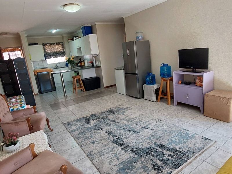 Secure Living: 2 Beds, Balcony, Carport & Storage Galore - Photo 2