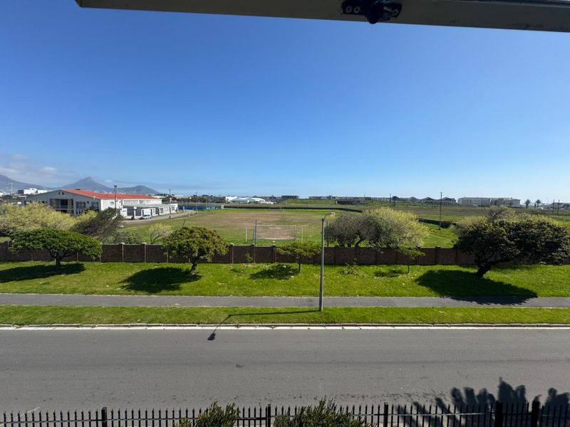 Spacious Modern Two-Bedroom Apartment with Table Mountain Views - Photo 2