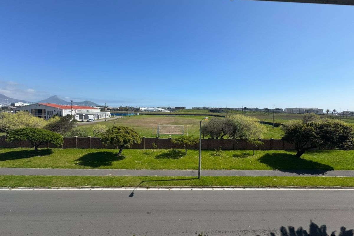 Spacious Modern Two-Bedroom Apartment with Table Mountain Views - Photo 2