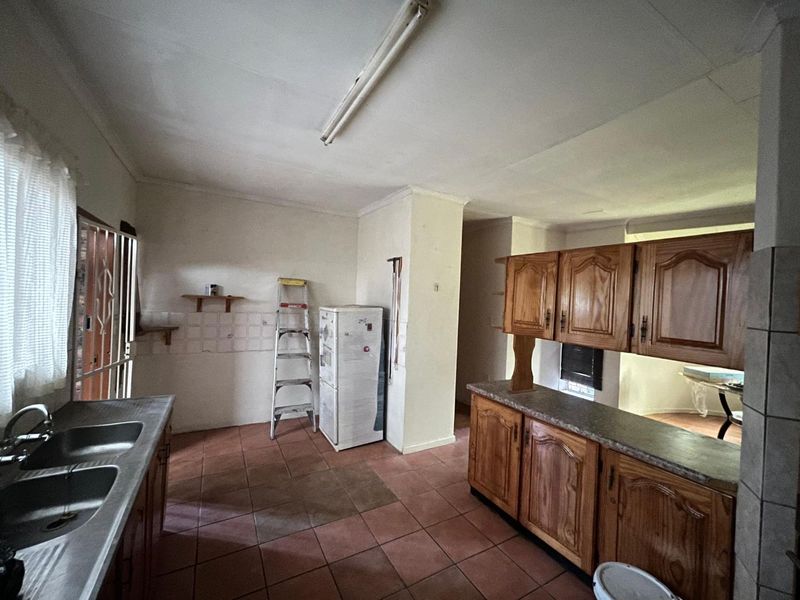 Spacious living - Photo 6