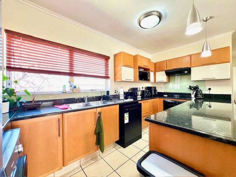 EXCEPTIONAL TWO BED FIRST FLOOR APARTMENT IN BRYANSTON - Photo 10