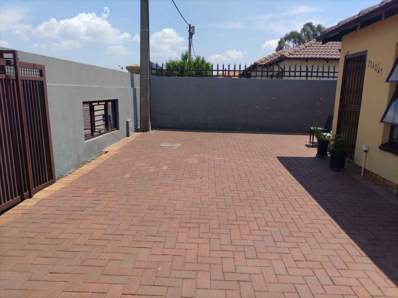 Beautiful home in a gated community - Photo 3