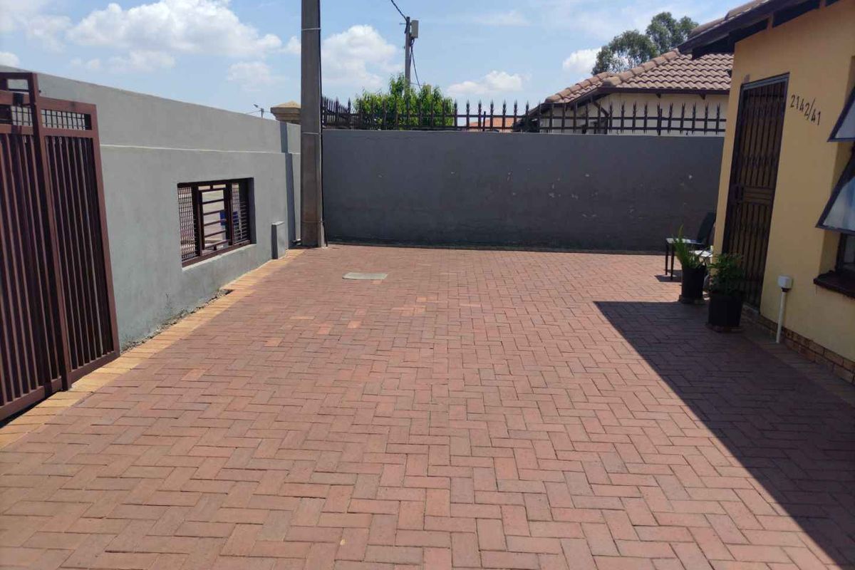 Beautiful home in a gated community - Photo 3