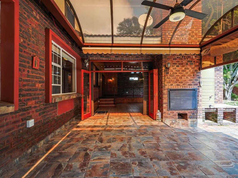 Elegant Family Living with Flatlet & Views in Prestigious Waterkloof Ridge - Photo 3