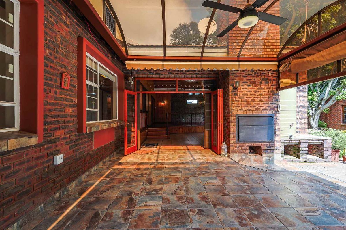 Elegant Family Living with Flatlet & Views in Prestigious Waterkloof Ridge - Photo 3