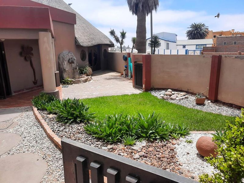 Spacious Home with Separate Flat - Photo 5