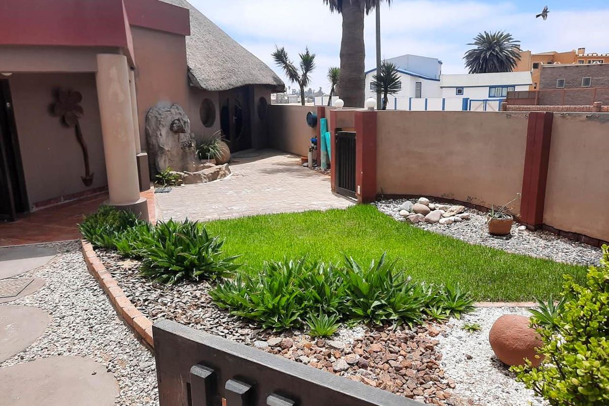 Spacious Home with Separate Flat - Photo 5