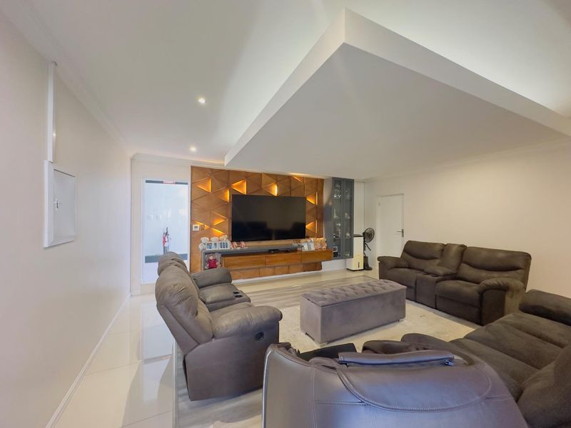 4 Luxurious Bedroom House for Sale in Blue Valley Golf Estate - Photo 5