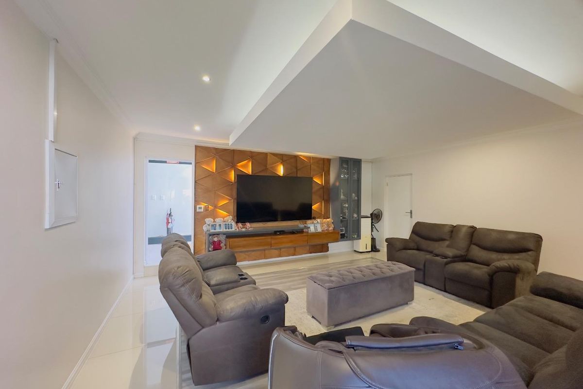 4 Luxurious Bedroom House for Sale in Blue Valley Golf Estate - Photo 5