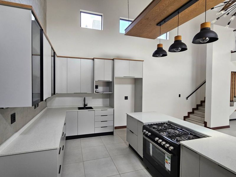 4 Bedroom Luxury Family Home in Landsmeer Estate - Photo 3