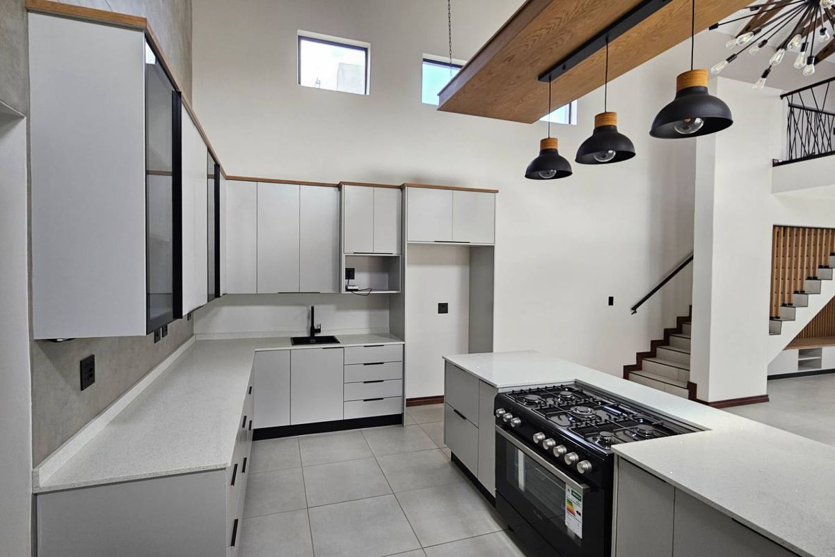 4 Bedroom Luxury Family Home in Landsmeer Estate - Photo 3