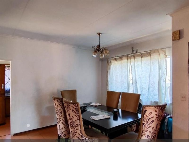 PICTURESQUE HOUSE IN BIRCH ACRES - Photo 4