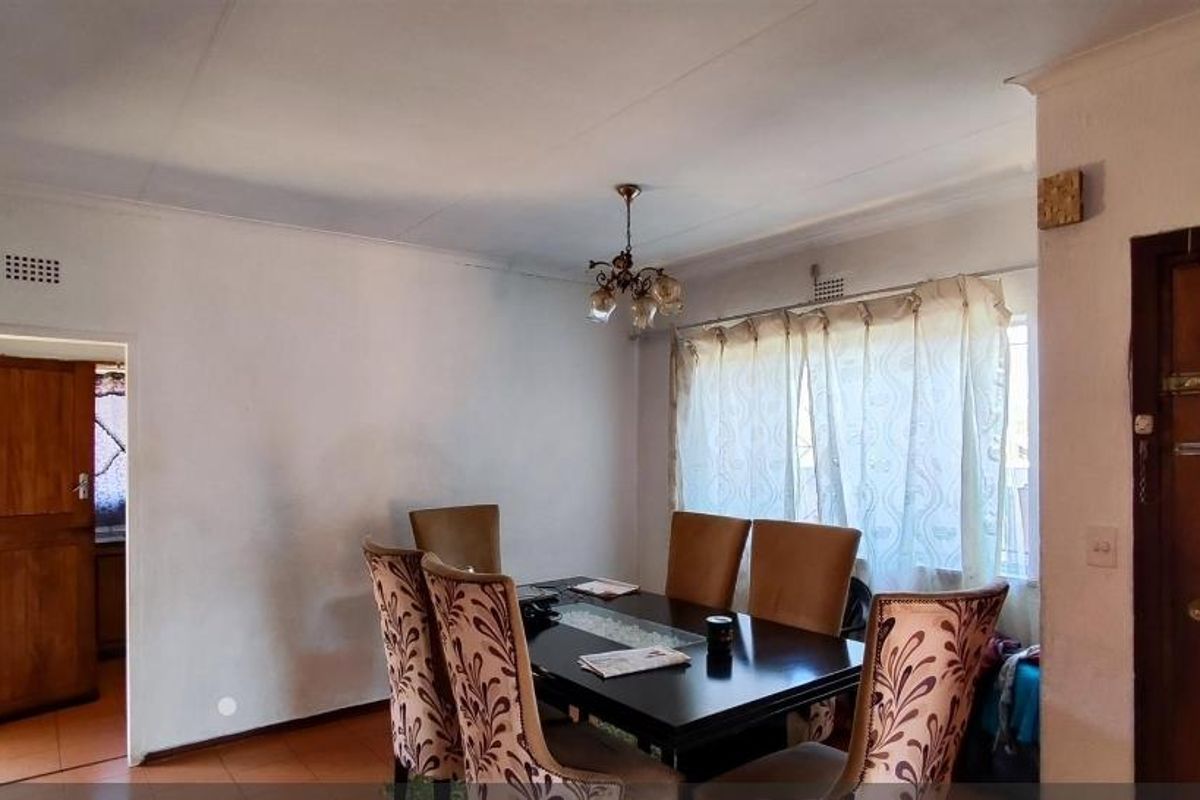 PICTURESQUE HOUSE IN BIRCH ACRES - Photo 4