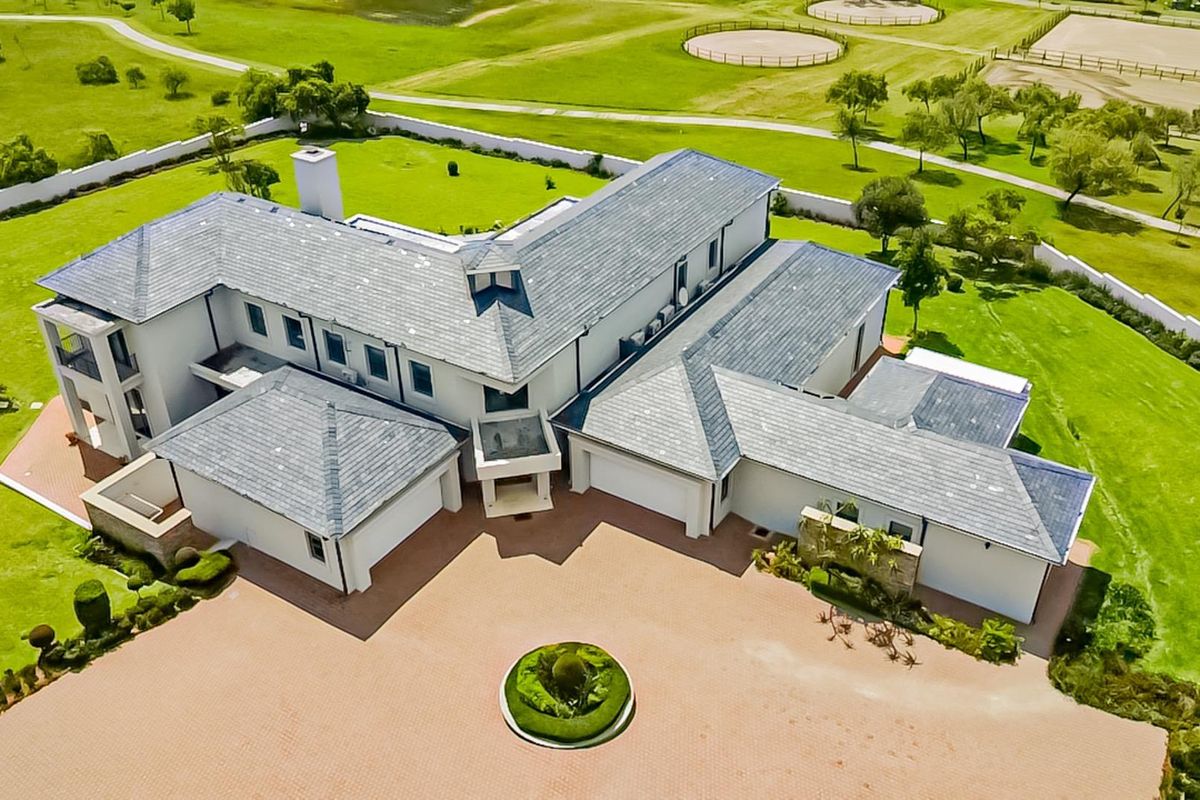 Grand 5-Bedroom Mansion in Prestigious Blue Hills Equestrian Estate - Photo 2
