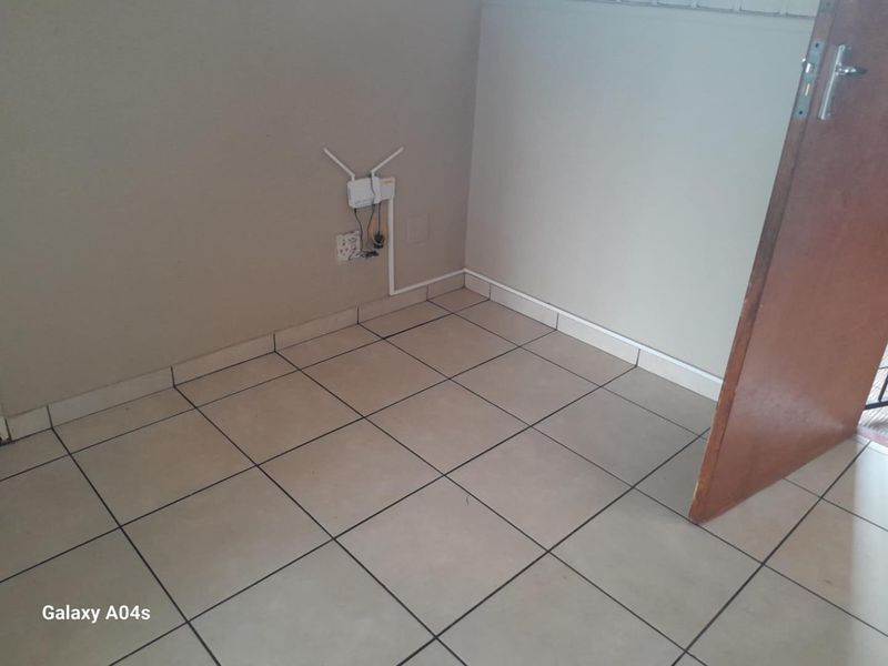 Bachelor Units (spacious with Balcony) - Photo 5