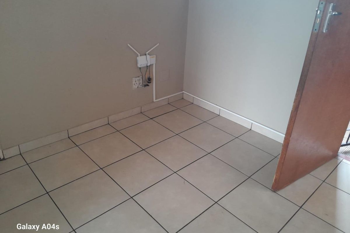 Bachelor Units (spacious with Balcony) - Photo 5