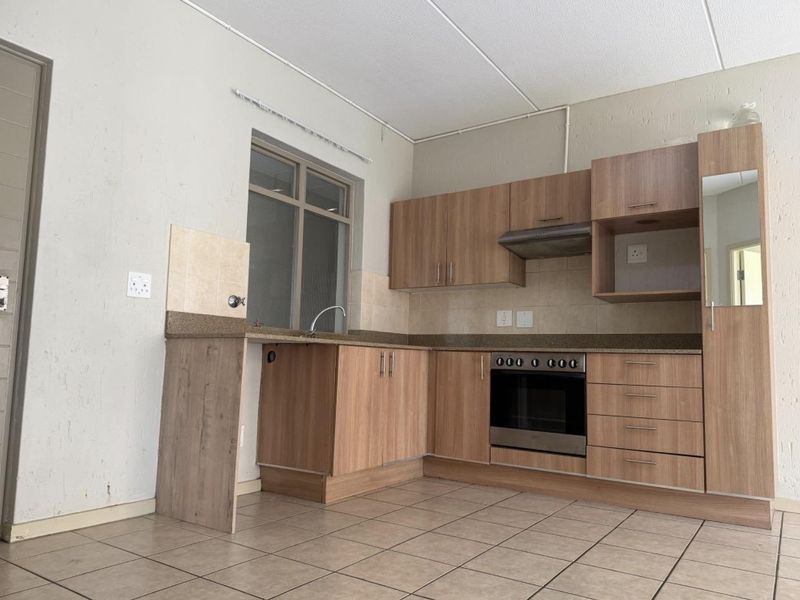 Bachelor apartment in Lonehill - Photo 6