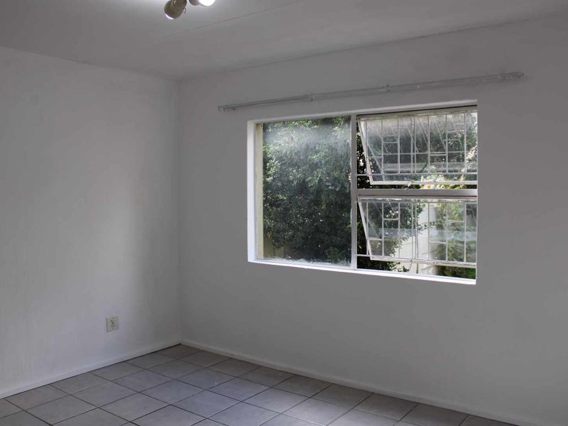 Garden Apartment Close to Mall of Africa - Photo 2